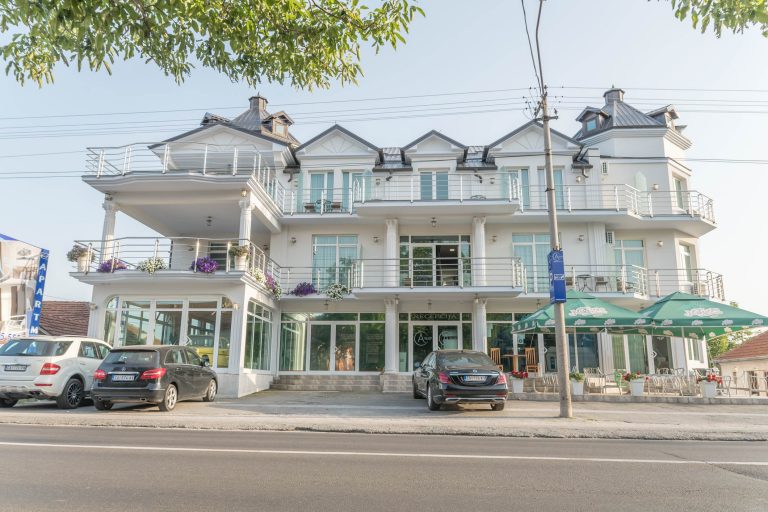 A Klub Apartmani nalaze se u Mrčajevcima, pored magistralnog puta Čačak - Kraljevo. Usluga u hotelu je na najvišem nivou. Rezervisite odmah